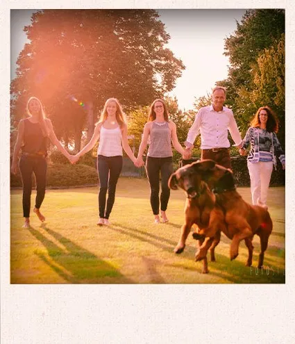 Familie mit Hunden auf einer Wiese