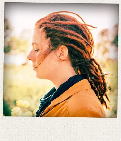 Frau mit Dreadlocks im Profil